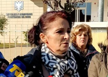 Tre muaj pa marrë pagat, punonjësit e rrobaqepësie në Shkodër protestojnë