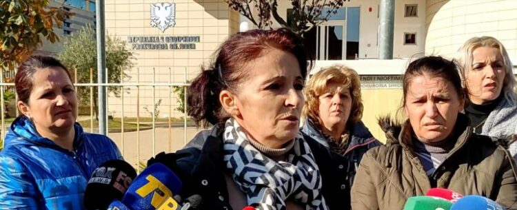 Tre muaj pa marrë pagat, punonjësit e rrobaqepësie në Shkodër protestojnë