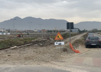 Nisin punimet në terren për ndërtimin e hekurudhës Tiranë-Durrës, largohen shinat e vjetra