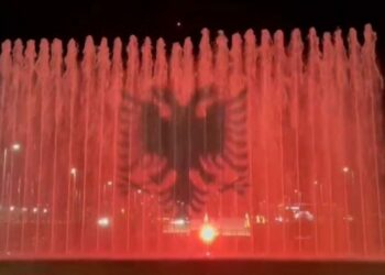 Shatërvani në Zagreb ndriçohet nga flamuri kuq e zi, Ambasada e Shqipërisë në Kroaci uron shqiptarët