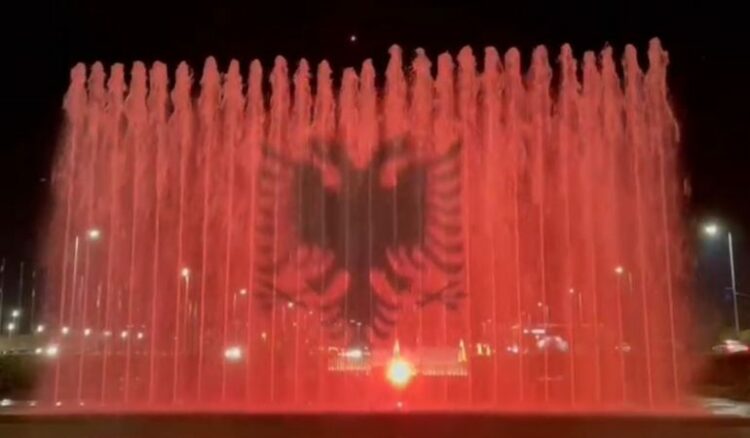 Shatërvani në Zagreb ndriçohet nga flamuri kuq e zi, Ambasada e Shqipërisë në Kroaci uron shqiptarët