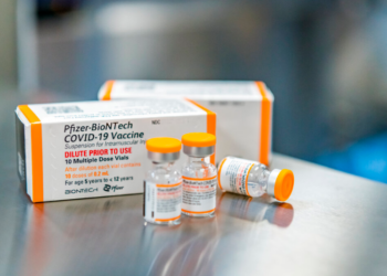 Vaksinimi ndaj COVID-19, Franca rekomandon “Modernan” për moshën nën 30 vjeç