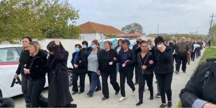 I jepet lamtumira e fundit Mateos/ Qindra njerëz në ceremoni, 8-vjeçari përcillet në banesën e fundit