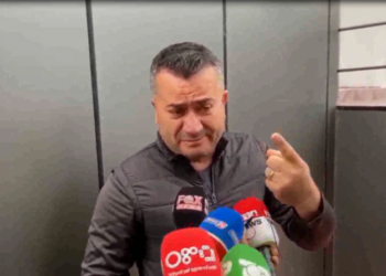 Qytetari mes lotësh para gjykatës në Fier: Sot ta lërë në dorë të popullit, e rregullojmë ne. Policia të largohet