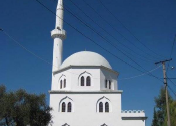 Lushnjë/ Sulmohet me sende të forta xhamia, policia në kërkim të autorëve