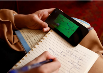 Vajzat i luftojnë me teknologji ndalesat e talibanëve