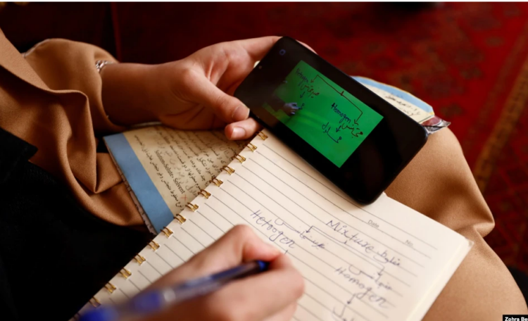 Vajzat i luftojnë me teknologji ndalesat e talibanëve