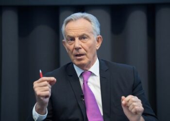 Tony Blair: Ju që refuzoni të vaksinoheni kundër Covid jeni idiotë