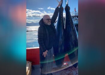 Rama për ‘peshkim’ në Sarandë, kryebashkiaku i nxjerr foton me peshk