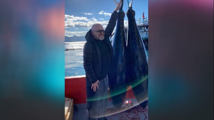 Rama për ‘peshkim’ në Sarandë, kryebashkiaku i nxjerr foton me peshk