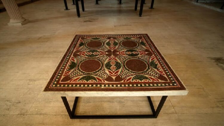 Mozaiku i çmuar romak që zbukuronte anijen ekstravagante të Perandorit Kaligula përdorej prej 50 vitesh si tavolinë kafeje