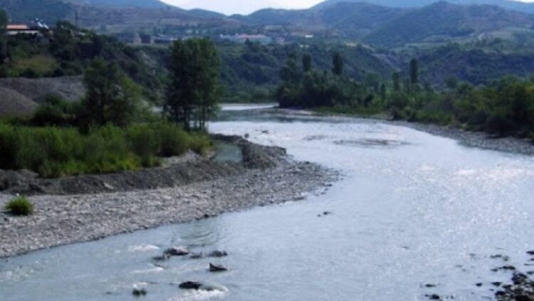 Gjendet e pajetë në lumin Osum, policia e Beratit konstaton trupin e 70-vjeçares