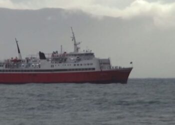 Moti i keq/ Dallgët deri në 2.5 m të larta pengojnë tragetin të ankorohet në portin e Vlorës, pezullohet lundrimi