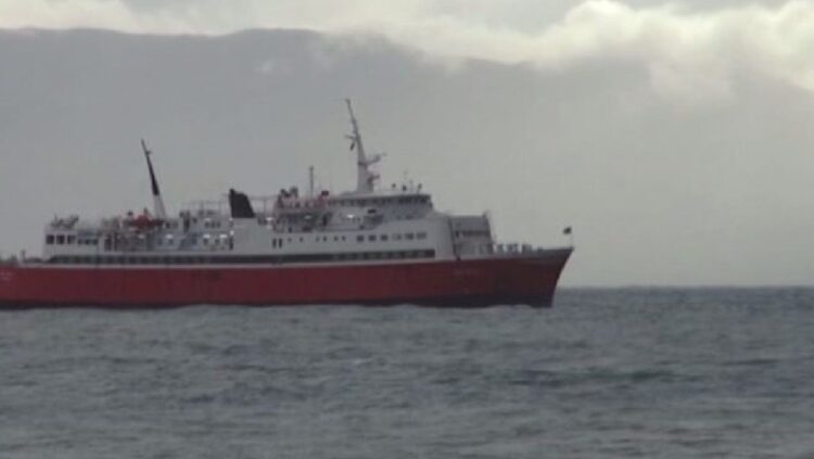 Moti i keq/ Dallgët deri në 2.5 m të larta pengojnë tragetin të ankorohet në portin e Vlorës, pezullohet lundrimi