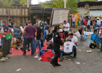 Tragjike/ Përmbyset kamioni me 111 emigrantë, humbin jetën 53 prej tyre (FOTO)