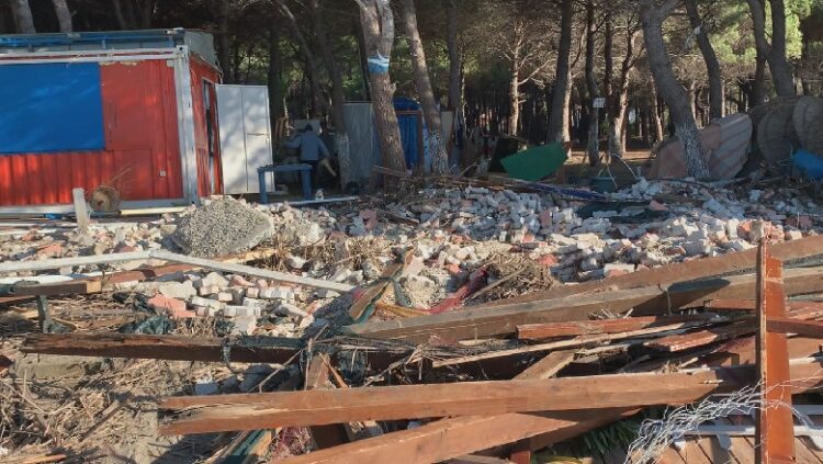 IKMT shemb 30 objekte në ‘Pyllin e Sodës’, Vlorë : Zaptuan hapësirën publike