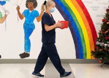 Omicron ‘shtrëngon’ masat, vendet britanike do të mbyllin klubet e natës si pasojë e rritjes së rasteve