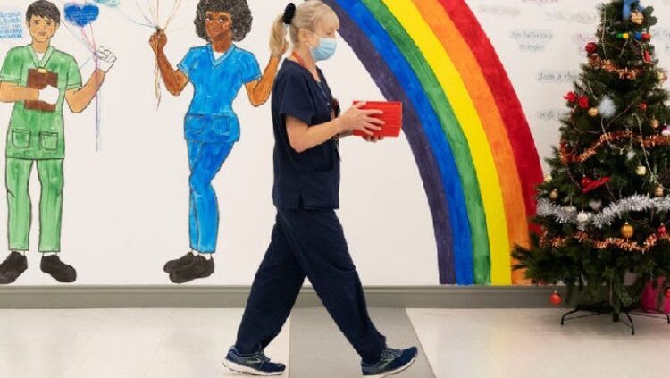 Omicron ‘shtrëngon’ masat, vendet britanike do të mbyllin klubet e natës si pasojë e rritjes së rasteve