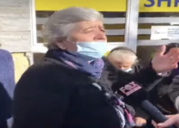 Pensionistët e Fierit në radhë për dëmshpërblimin: S’kanë lekë, kemi një javë këtu!