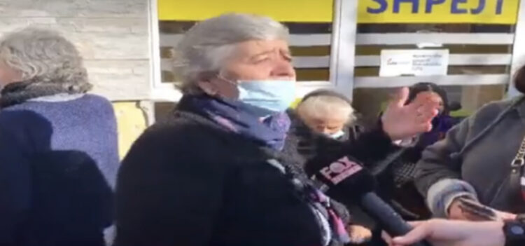Pensionistët e Fierit në radhë për dëmshpërblimin: S’kanë lekë, kemi një javë këtu!