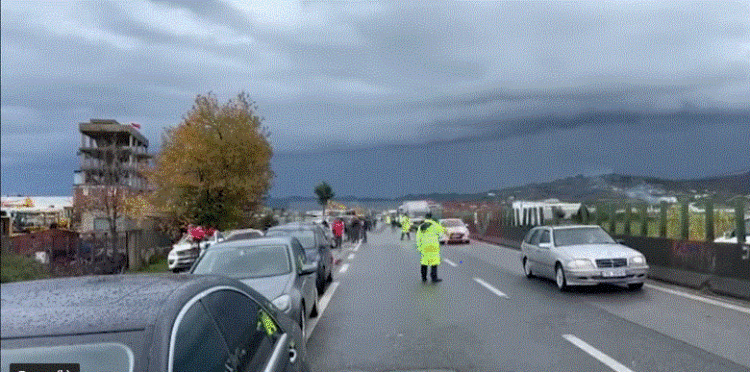ARRSH mbyll hyrje-daljet e rrezikshme në Maminas në aksin Tiranë-Durrës, bizneset kundërshtojnë!