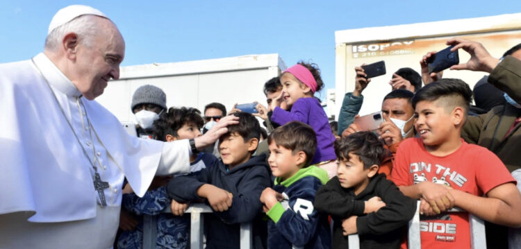 Papa akuzon Evropën për injorim të problemit të migrantëve