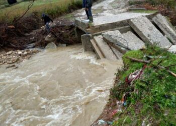 Moti i keq në Selenicë, dëmtohet ura e fshatit Mesaplik, izolohen rreth 100 familje(FOTO)