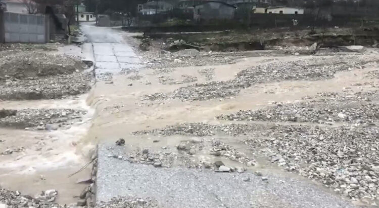 Reshjet në Gjirokastër, përroi i Sopotit del nga shtrati, bllokohen 80 familje