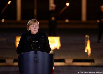 Kancelarja Merkel largohet me nderime ushtarake! Fjalimi i lamtumirës: Shikojeni botën me sytë e të tjerëve!