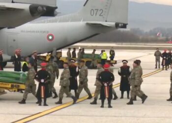 Tragjedia në Bullgari/ 45 trupat e viktimave mbërrijnë në Shkup! Ceremoni nderimi në aeroport(VIDEO)
