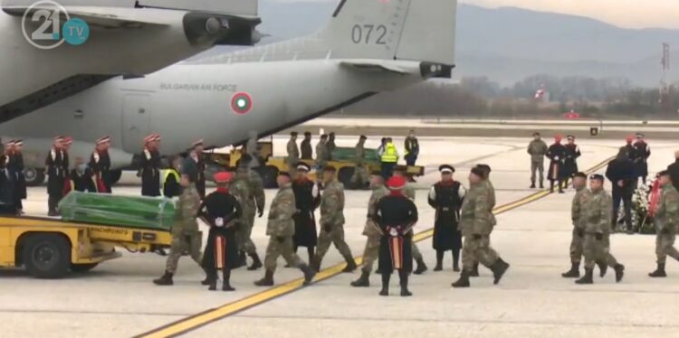 Tragjedia në Bullgari/ 45 trupat e viktimave mbërrijnë në Shkup! Ceremoni nderimi në aeroport(VIDEO)