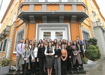 Ministrja e Arsimit uron 8 Dhjetorin me foton e të rinjve që punojnë në këtë institucion