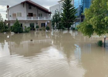 Tokat bujqësore në Fier e Lushnjë nën ujë, shtëpitë ‘nën pushtetin’ e baltës
