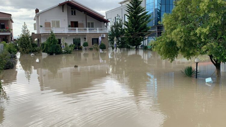 Tokat bujqësore në Fier e Lushnjë nën ujë, shtëpitë ‘nën pushtetin’ e baltës