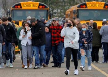 Sulm me armë në SHBA! 15-vjeçari merr armën e babait në shkollë, vret tre studentë