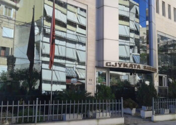 Gjykata kthen në burg të riun problematik në Sarandë, theu arrestin shtëpiak