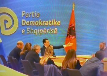 Berisha i shkon në seli, Lulzim Basha me mbështetësit në një nga sallat e PD