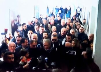 Berisha hyn në PD i shoqëruar nga qindra simpatizantë: Nuk do futem në zyrën e deputet Bashës