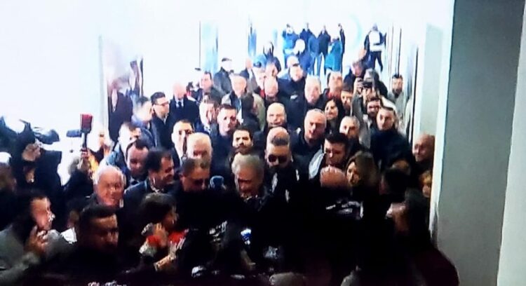 Berisha hyn në PD i shoqëruar nga qindra simpatizantë: Nuk do futem në zyrën e deputet Bashës