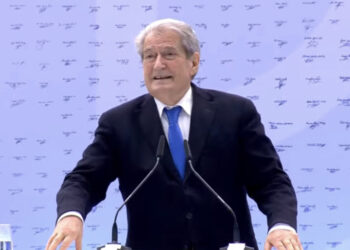 Berisha i emocionuar: Më lejoni të përulem para studentëve e Azem Hajdarit