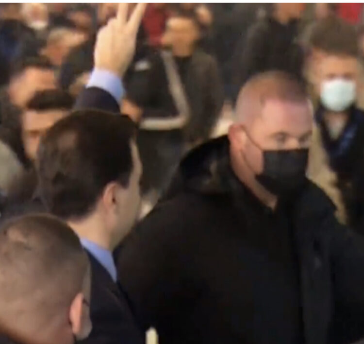 LAJM I FUNDIT/ Basha mbërrin në Pallatin e Kongreseve, salla ngrihet në këmbë