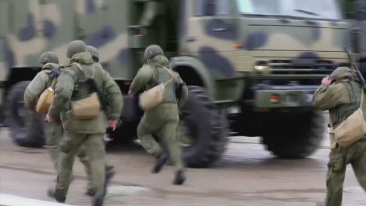 Analiza e DW: A do ta mbrojë NATO-ja Ukrainën