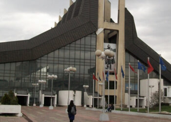 Zjarr në Pallatin e Rinisë në Kosovë, shkak kabllot elektrik, një i lënduar