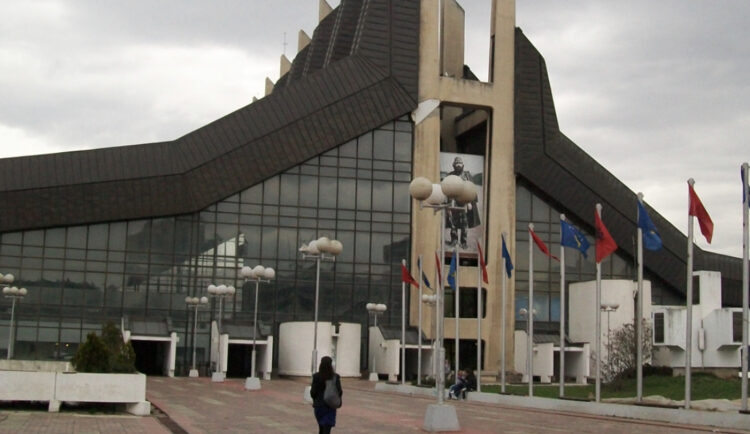 Zjarr në Pallatin e Rinisë në Kosovë, shkak kabllot elektrik, një i lënduar