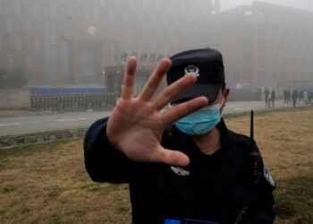 Origjina e virusit, specialistja-deputetëve britanikë: Teoria e laboratorit është më e mundshme