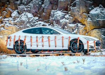 Kushtonte shumë ndërrimi i baterisë, finlandezi hedh në erë makinën Tesla