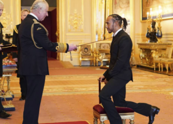 Lewis Hamilton nderohet me titullin ‘Kalorës’ nga princi Charles