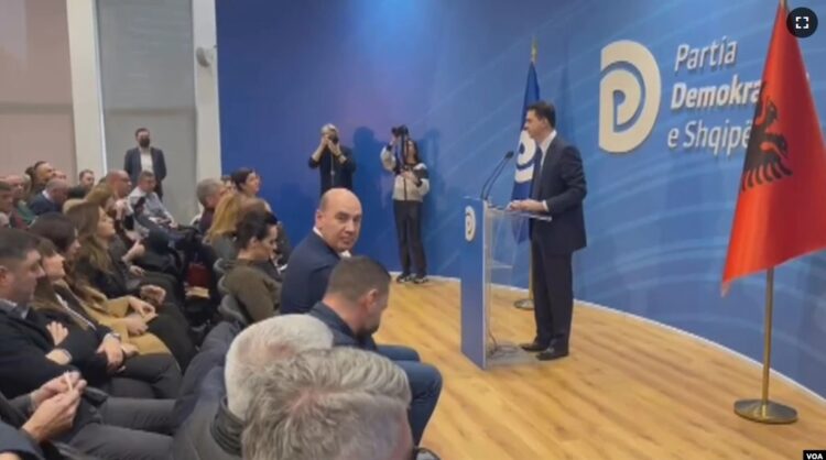 Raportimi i VOA: Situatë e nderë në PD, luftë nervash dhe force