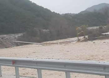 Shembja e urës në Kallarat të Vlorës, banorë e bagëti rrezikohen nga përmbytjet