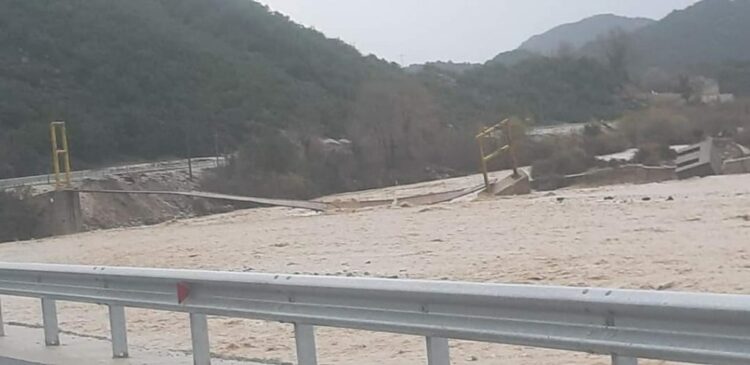 Shembja e urës në Kallarat të Vlorës, banorë e bagëti rrezikohen nga përmbytjet